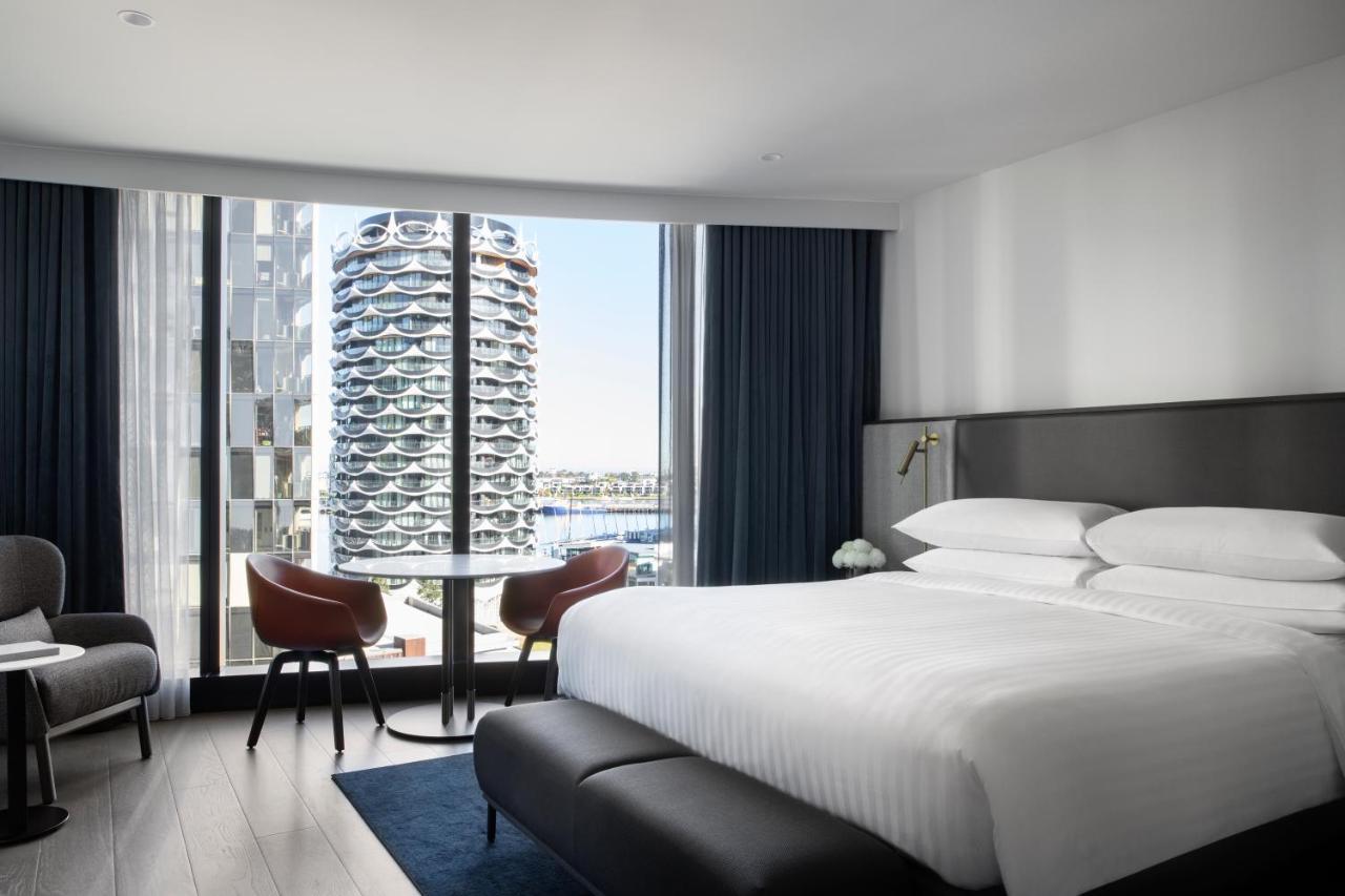 Melbourne Marriott Hotel Docklands Экстерьер фото A guest room at the hotel