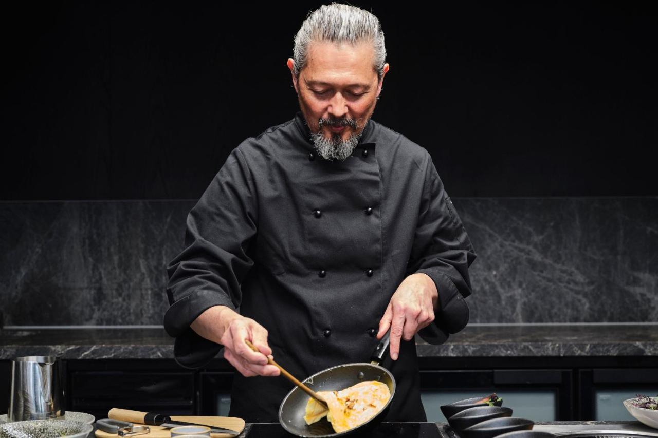 Melbourne Marriott Hotel Docklands Экстерьер фото Chef preparing food