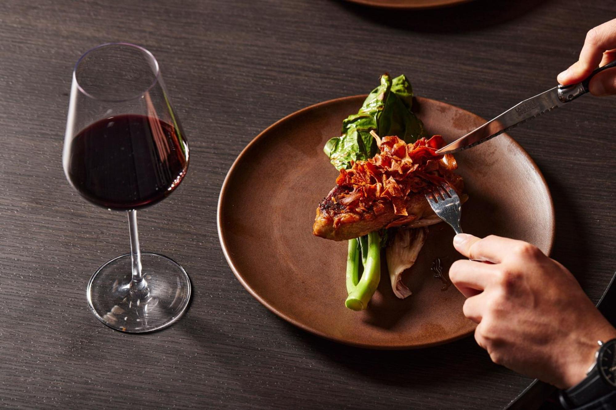 Melbourne Marriott Hotel Docklands Экстерьер фото A wine glass