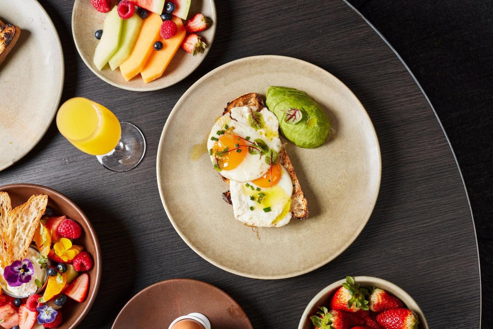 Melbourne Marriott Hotel Docklands Экстерьер фото Avocado and egg on toast