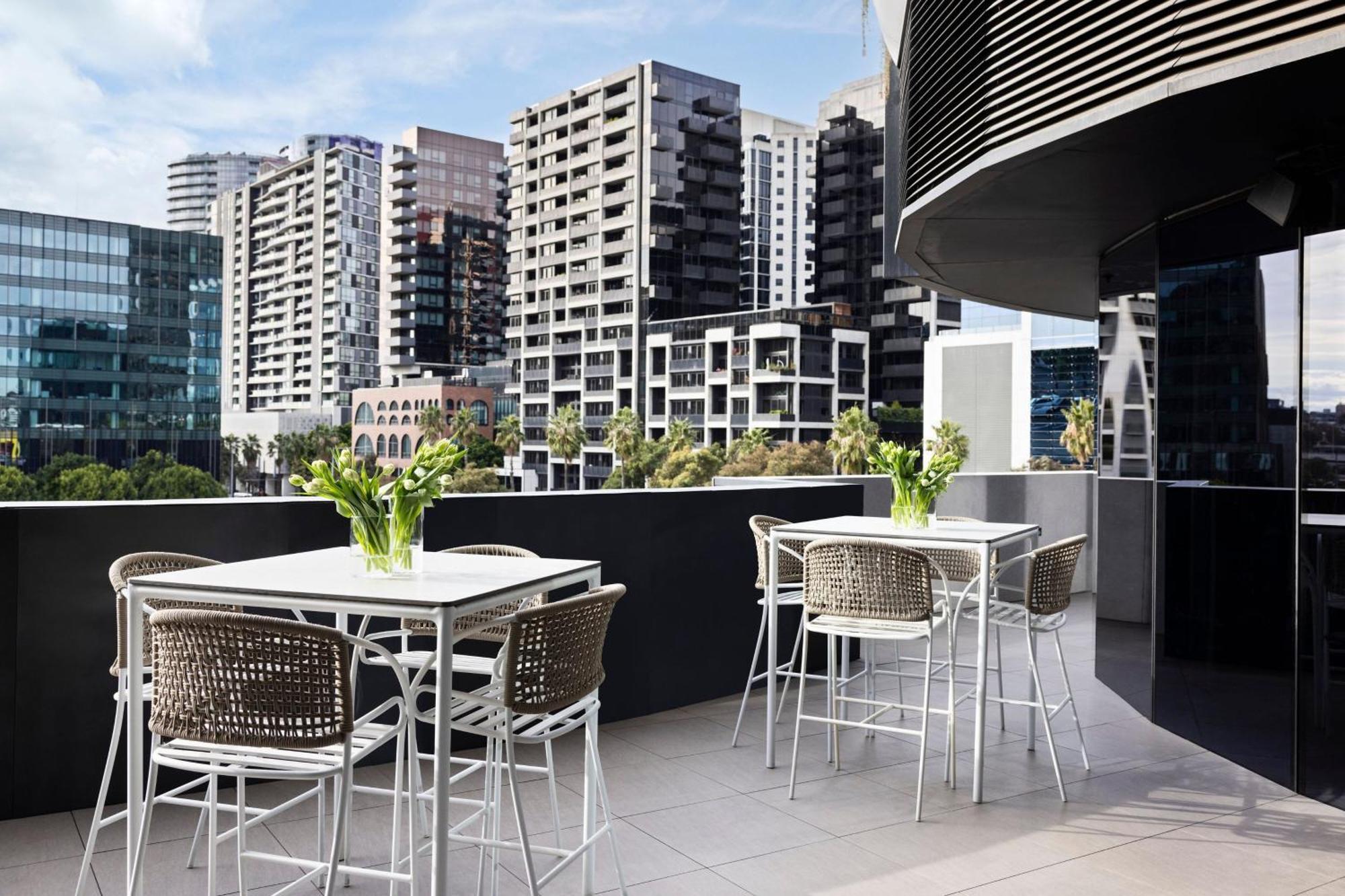 Melbourne Marriott Hotel Docklands Экстерьер фото The rooftop bar at the Hotel