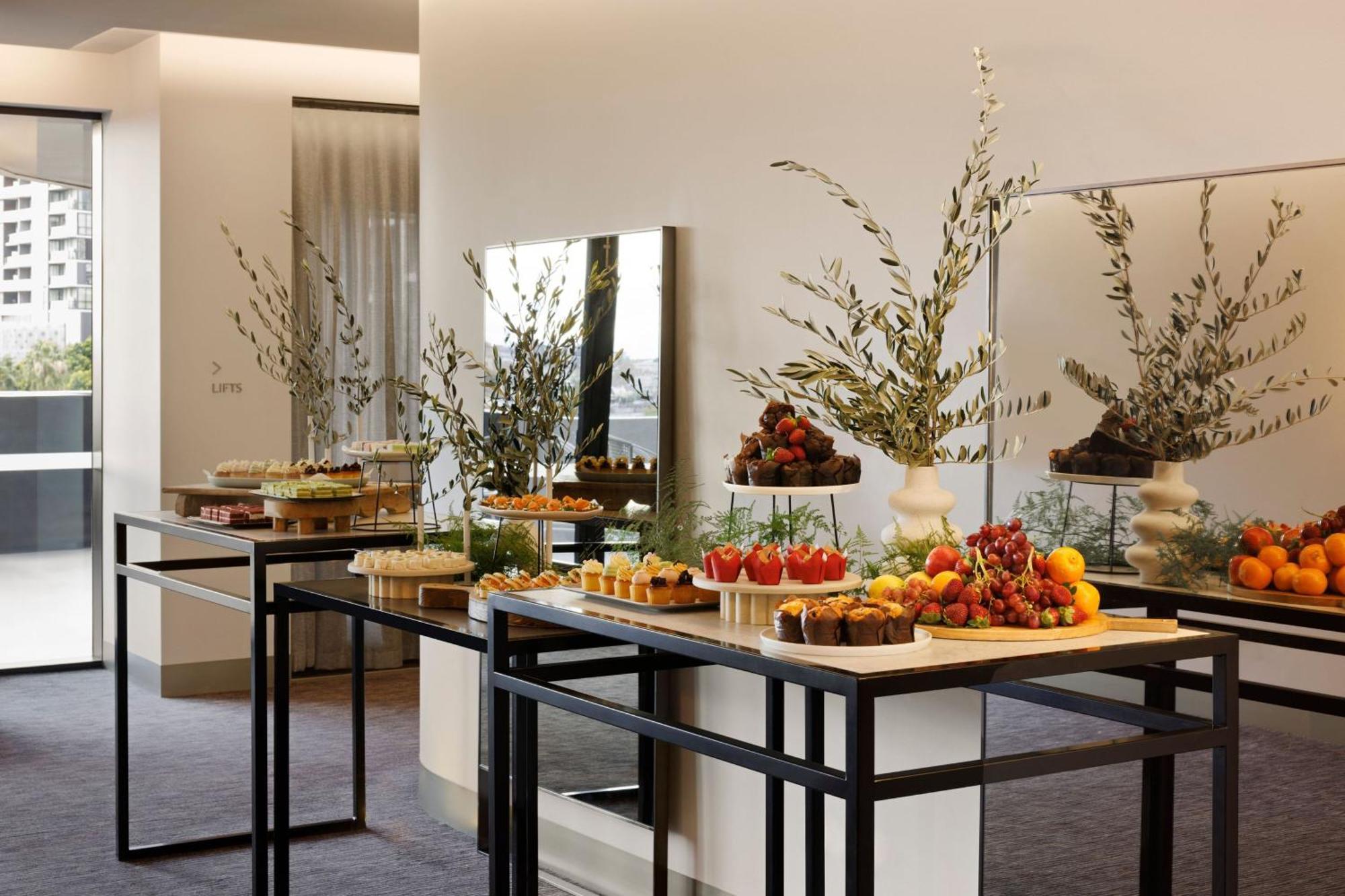 Melbourne Marriott Hotel Docklands Экстерьер фото A buffet at a hotel