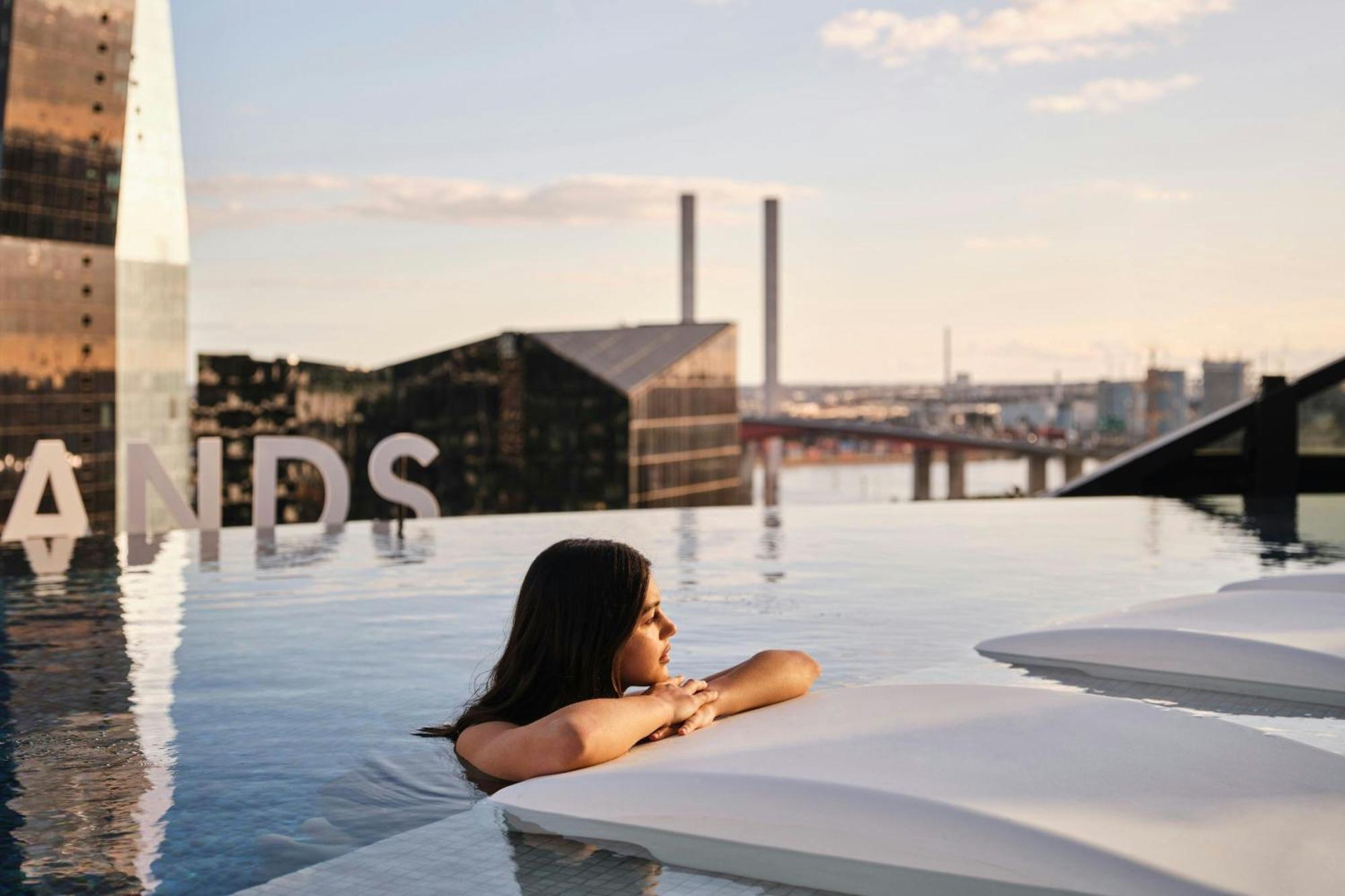 Melbourne Marriott Hotel Docklands Экстерьер фото Skyline pool