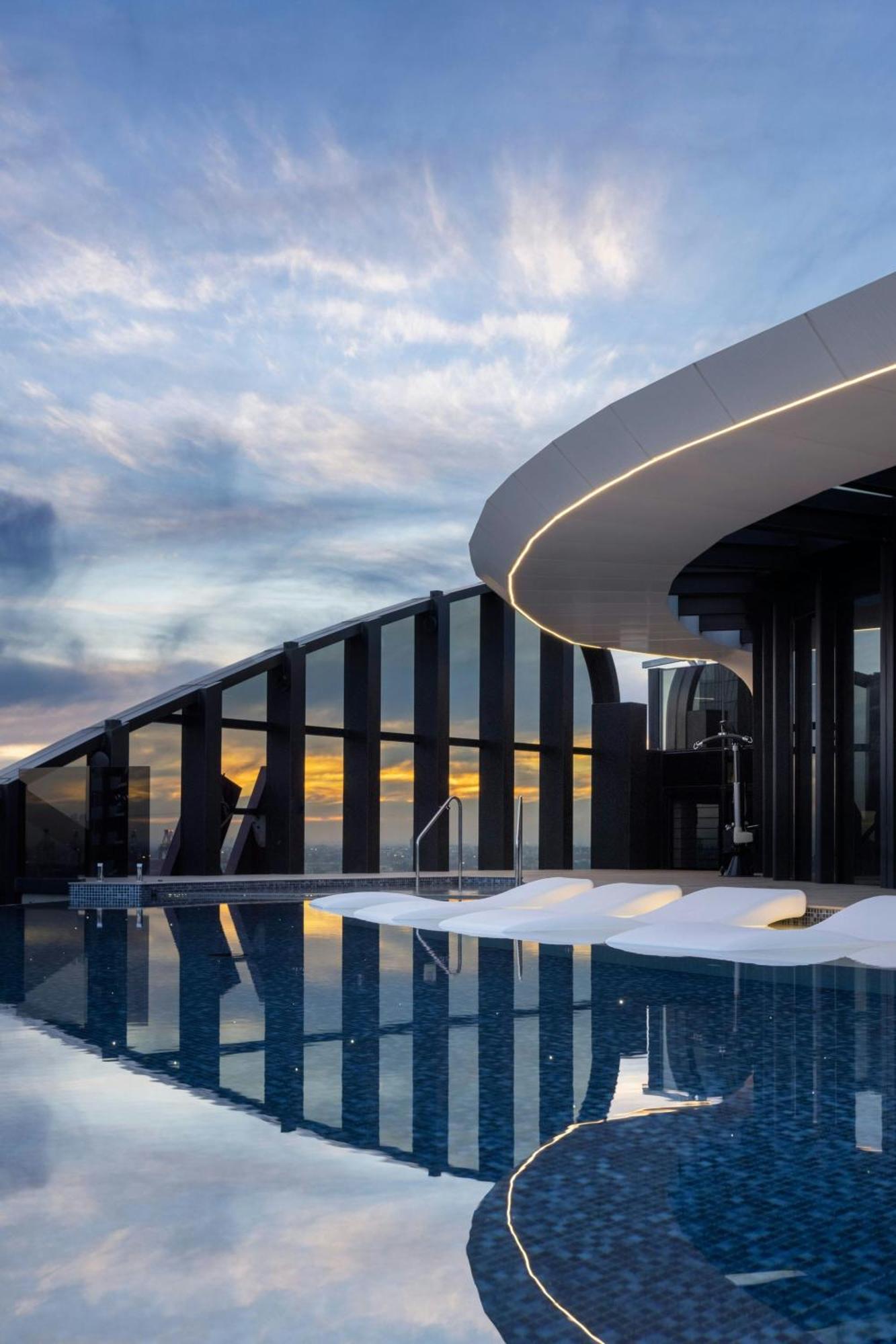 Melbourne Marriott Hotel Docklands Экстерьер фото The rooftop pool at the Ritz-Carlton, Perth
